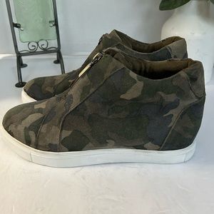 Blondo Waterproof Glenda Camo Wedge Sneaker. MSRP $131.00 Size 6 1/2”